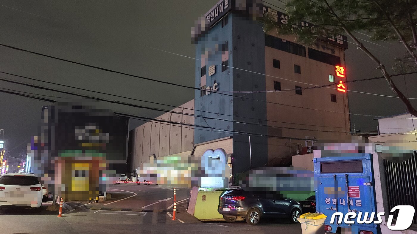 본문 이미지 - 경기 수원시 권선구의 불 꺼진 성인나이트 클럽. 경기도는 지난 10일 도내 모든 클럽 등 유흥주점과 감성주점, 콜라텍에 대해 2주간 집합 금지 명령을 내렸다. ⓒ 뉴스1 유재규 기자