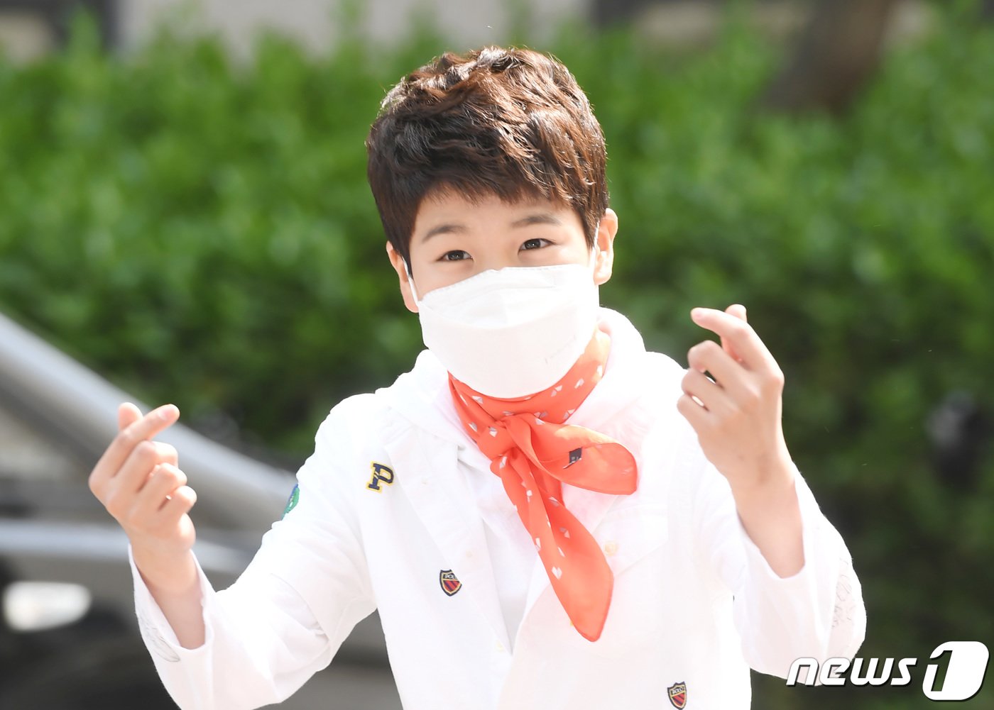 본문 이미지 - '미스터트롯' 정동원이 11일 오전 서울 여의도 KBS에서 열린 KBS 2TV '불후의 명곡' 촬영을 위해 출근을 하며 하트를 그리고 있다. 2020.5.11/뉴스1 ⓒ News1 권현진 기자