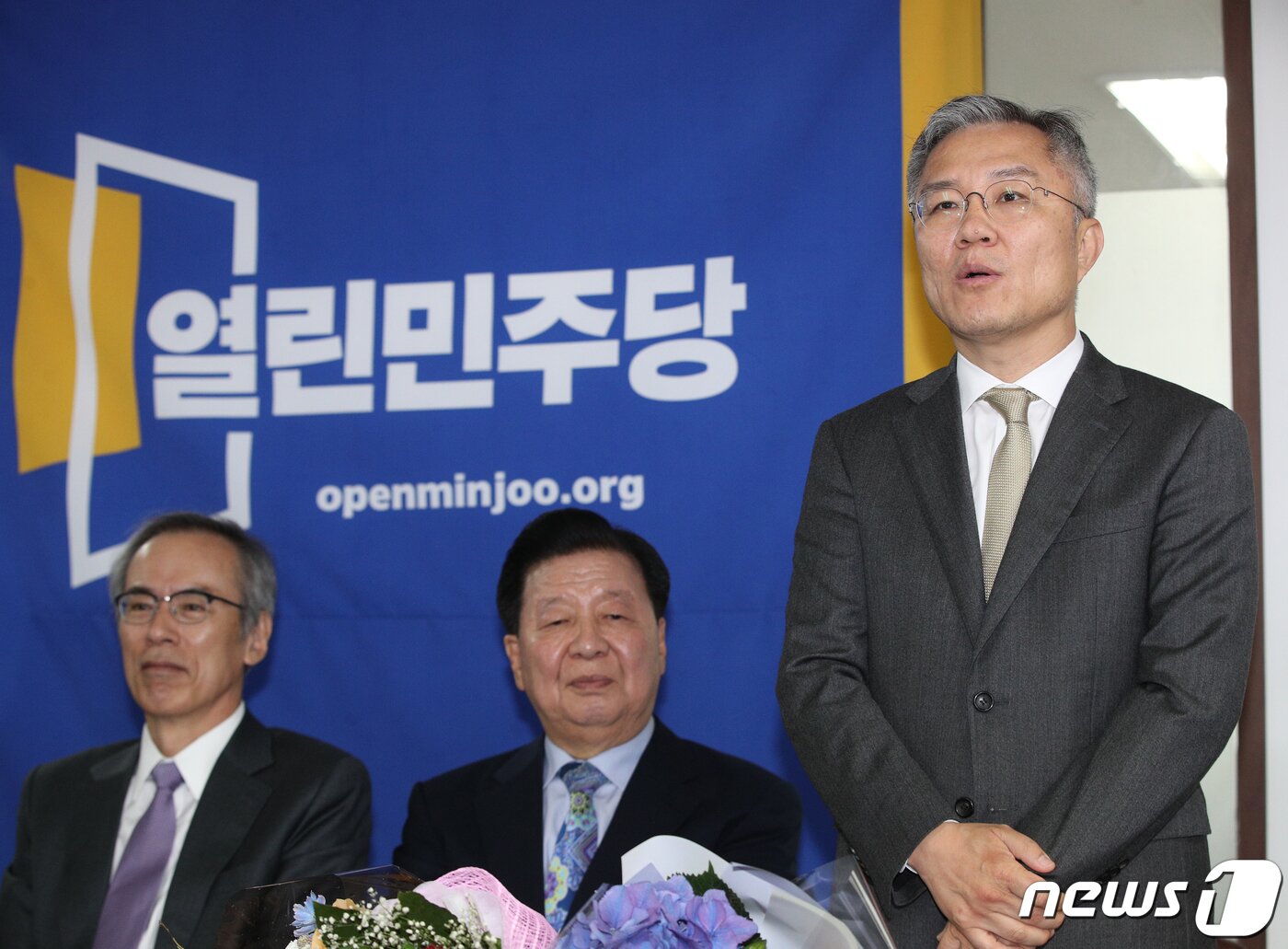 본문 이미지 - 열린민주당 당대표로 선출된 최강욱 당선인이 12일 오전 서울 여의도 열린민주당사에서 열린 당대표 임명식에서 당선 소감을 밝히고 있다. 당대표 경선에 단독 입후보한 최강욱 당선인은 전당원 찬반투표에서 99.6%의 지지를 받아 당선됐다. 2020.5.12/뉴스1 ⓒ News1 신웅수 기자