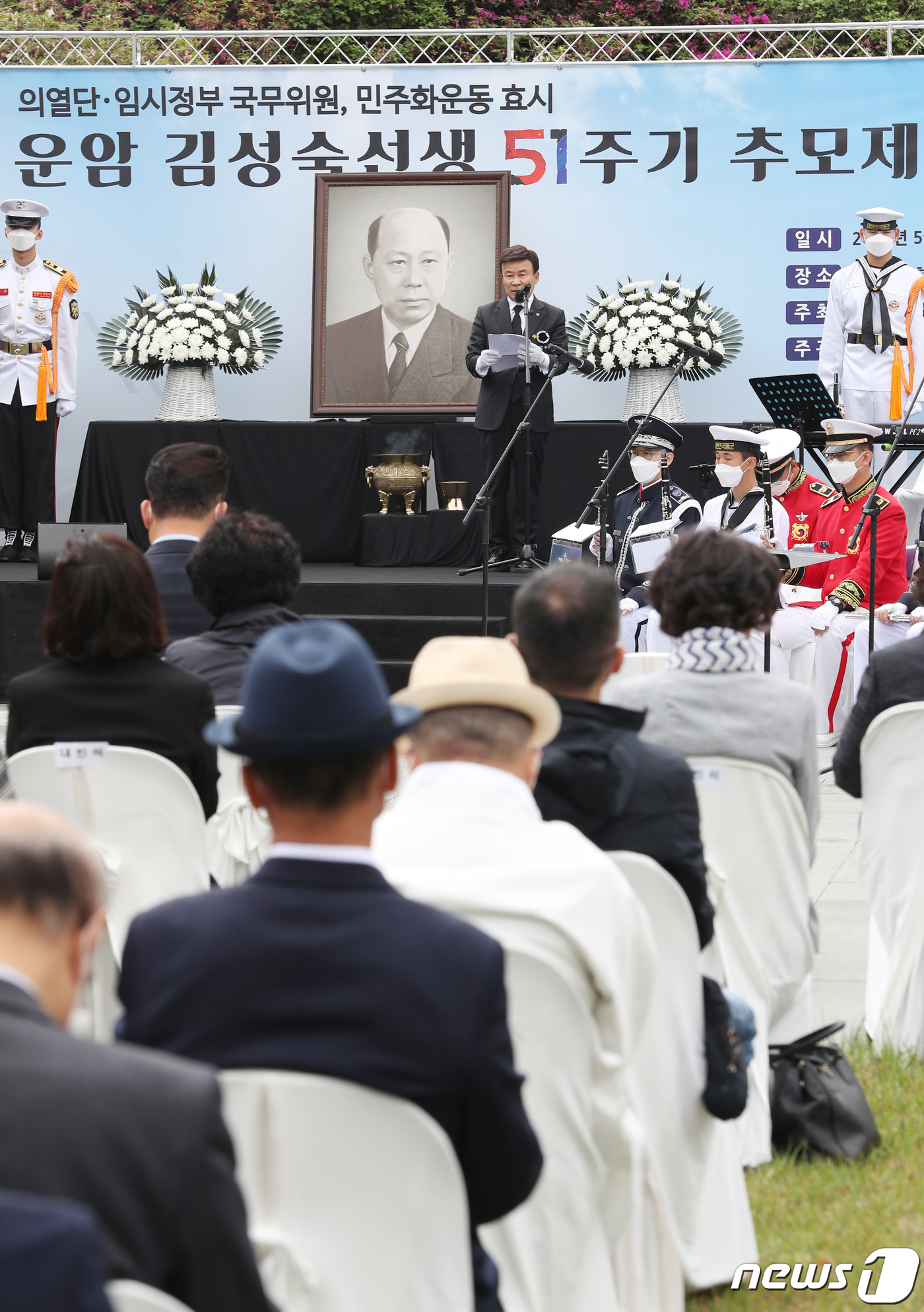 (서울=뉴스1) 박지혜 기자 = 김원웅 광복회장이 12일 서울 동작구 국립서울현충원 임시정부요인 묘역 앞에서 열린 '운암 김성숙 선생 제51주기 추모제'에서 추모사를 하고 있다.운 …