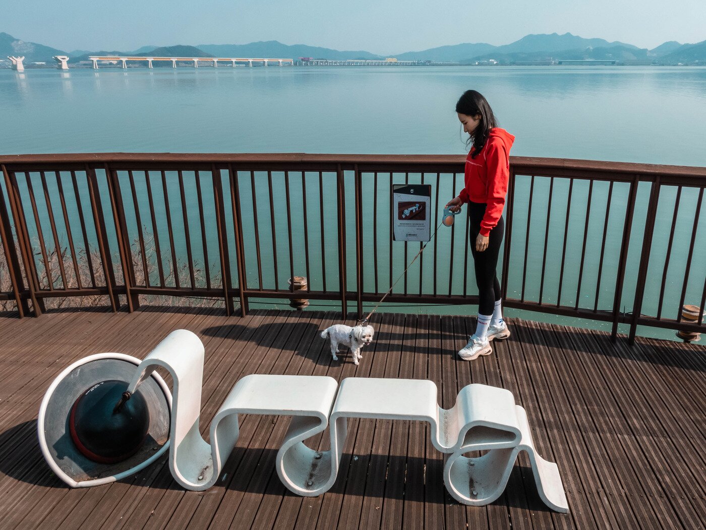 본문 이미지 - 평택호관광지 수변테크 사색의 길_반려견과 함께 소리의자를 둘러보고 있다