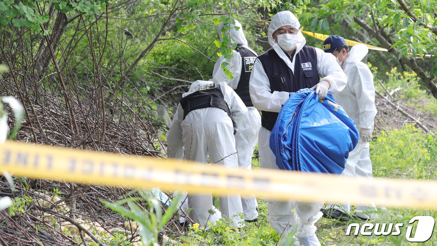 12일 전북 완주군 상관면 한 과수원에서 부산에서 실종된 것으로 추정되는 20대 여성의 시신이 발견돼 출동한 과학수사 관계자들이 현장 감식을 하고 있다. 2020.5.12/뉴스1 ⓒ News1 유경석 기자