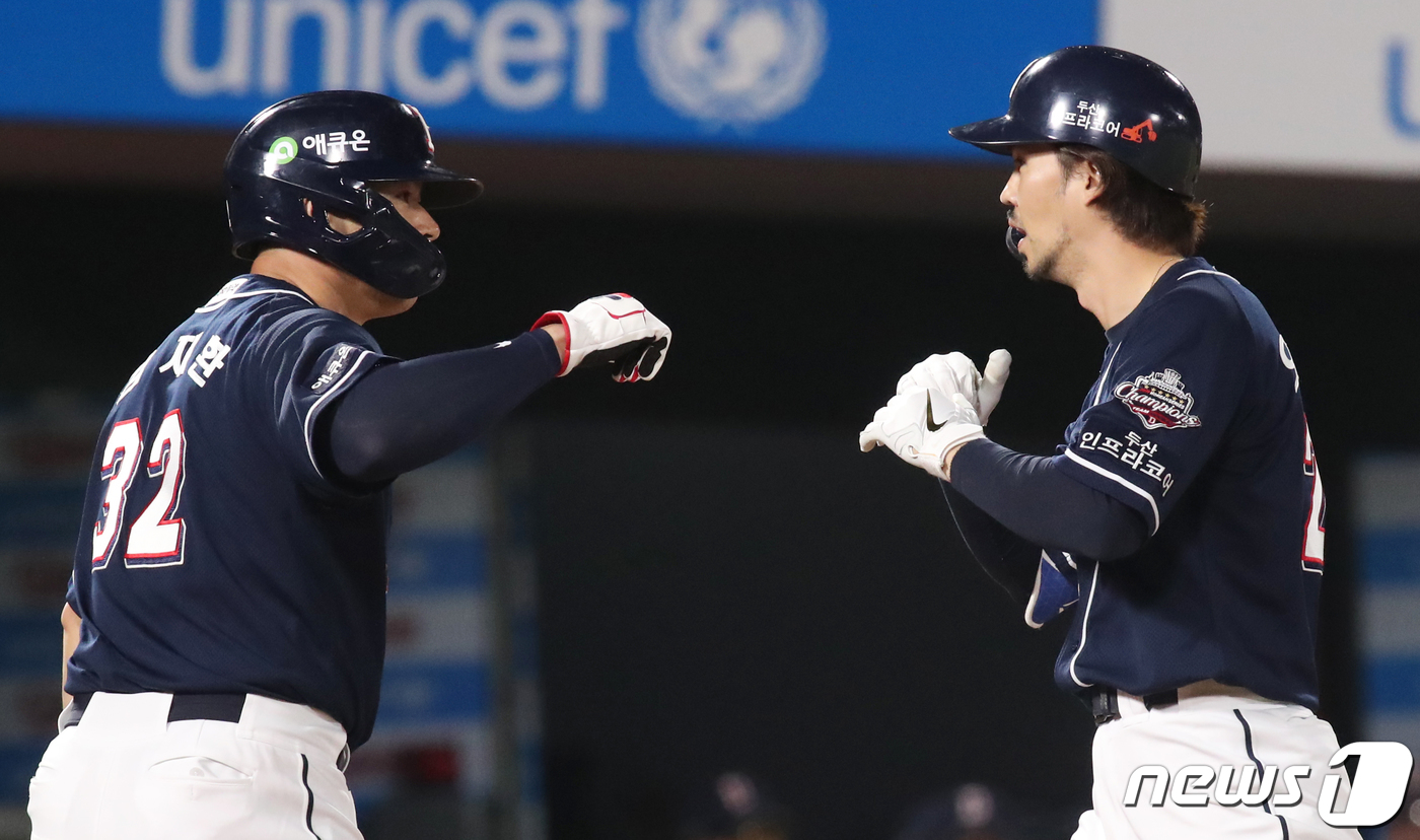 (부산=뉴스1) 여주연 기자 = 12일 오후 부산 사직야구장에서 열린 2020 프로야구 신한은행 SOL KBO리그 롯데 자이언츠와 두산 베어스 경기 7회초 무사 주자 1루 상황 두 …