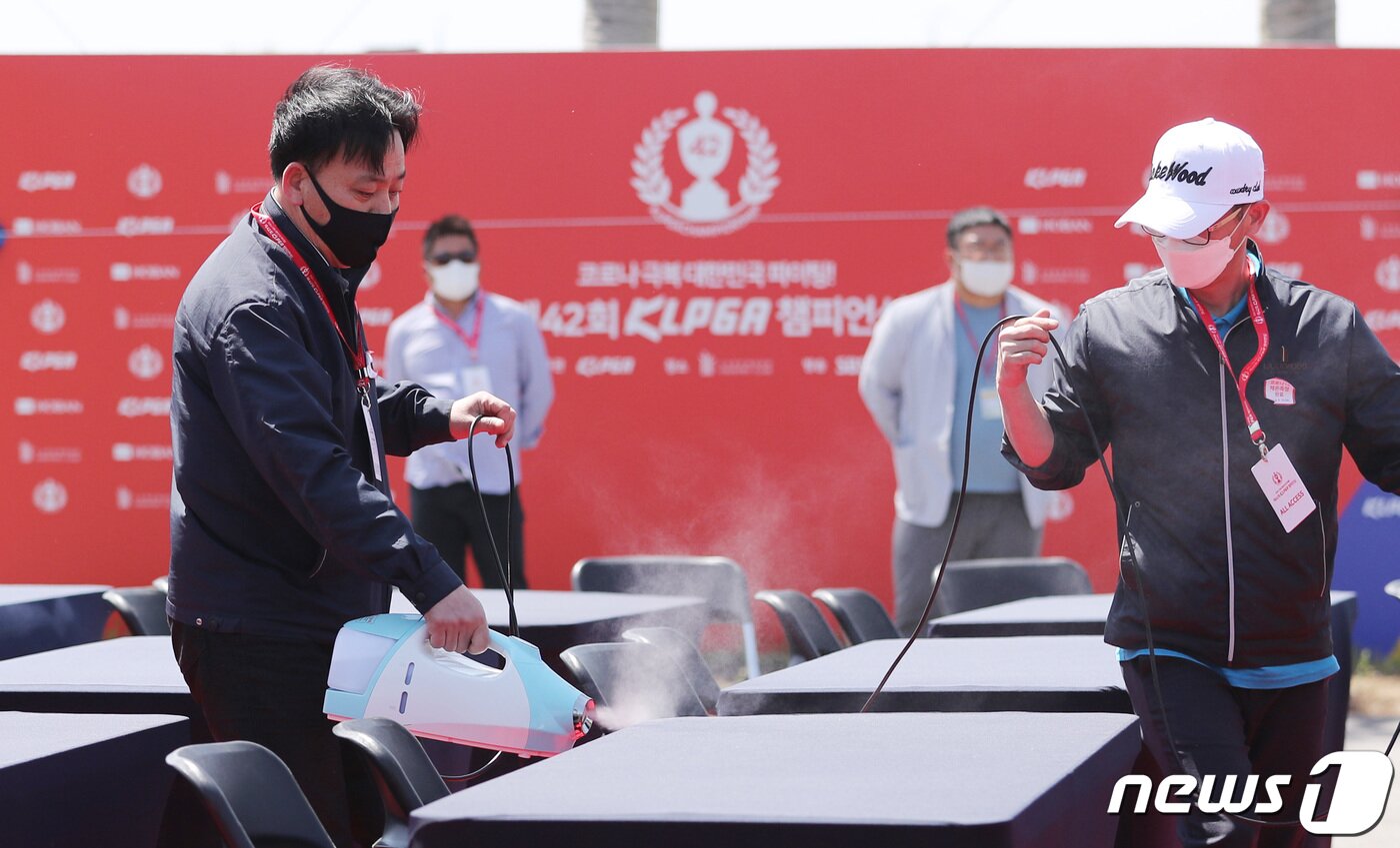 본문 이미지 - 13일 오후 경기도 양주 레이크우드골프장에서 열린 제42회 KLPGA 챔피언십 미디어데이에 앞서 관계자들이 방역을 하고 있다. 2020.5.13/뉴스1 ⓒ News1 박지혜 기자