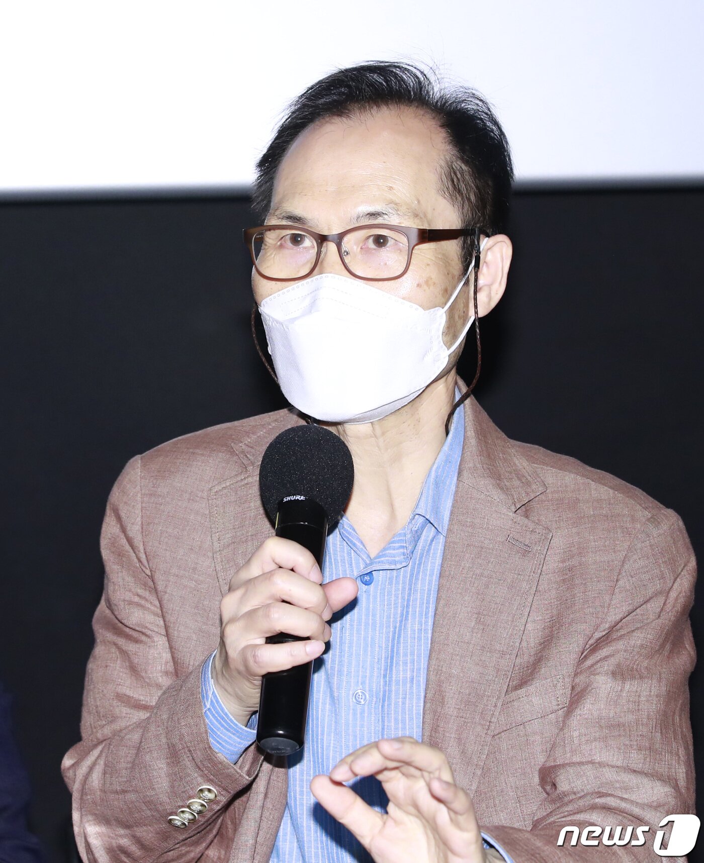 본문 이미지 - 김혜준 영화진흥위원회 영화산업 코로나19대책위원회 대책본부장이 13일 오후 서울 메가박스 코엑스점에서 열린 영화산업 안전관리위원회 구성 운영을 통한 ‘안전한 영화산업 환경조성 추진 관련 기자간담회에 참석해 인사말을 하고 있다. 이번 간담회는 국내 신종 코로나바이러스감염증(코로나19)의 여파로 '생활 속 거리 두기' 지침이 영화관 현장에 잘 적용되고 있는지 점검한 결과와 안전한 영화산업 환경조성을 위한 추진계획 발표를 통해 영화관람 및 영화제작에 대한 대국민 인식을 제고하고자 마련됐다. 2020.5.13/뉴스1 ⓒ News1 권현진 기자