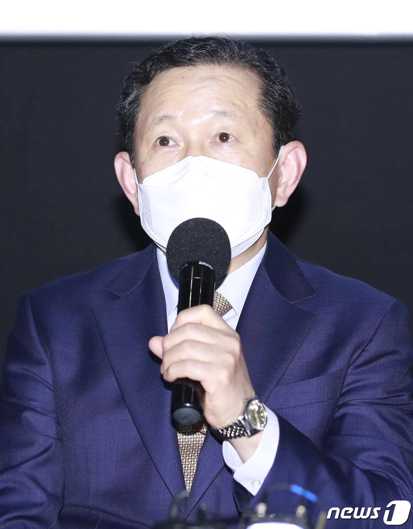 본문 이미지 - 전병율 안전관리위원회 위원장이 13일 오후 서울 메가박스 코엑스점에서 열린 영화산업 안전관리위원회 구성 운영을 통한 ‘안전한 영화산업 환경조성 추진 관련 기자간담회에 참석해 포즈를 취하고 있다. 이번 간담회는 국내 신종 코로나바이러스감염증(코로나19)의 여파로 '생활 속 거리 두기' 지침이 영화관 현장에 잘 적용되고 있는지 점검한 결과와 안전한 영화산업 환경조성을 위한 추진계획 발표를 통해 영화관람 및 영화제작에 대한 대국민 인식을 제고하고자 마련됐다. 2020.5.13/뉴스1 ⓒ News1 권현진 기자