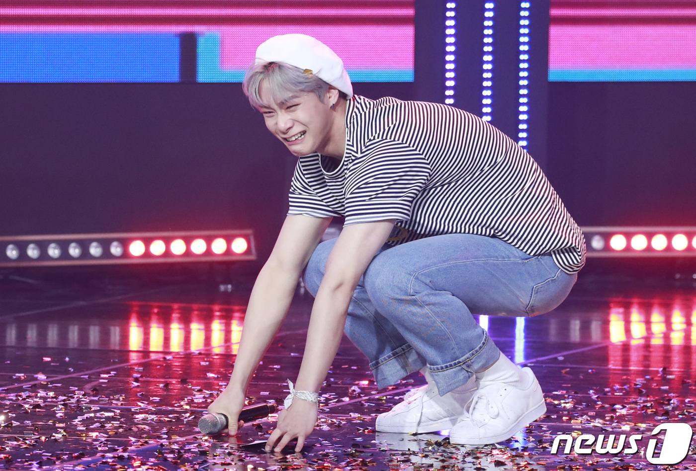 (고양=뉴스1) 권현진 기자 = 아스트로 문빈이 13일 오후 경기도 고양시 일산 MBC드림센터에서 열린 MBC M '쇼챔피언'에 출연해 1위를 차지한 뒤 눈물을 흘리고 있다. 20 …