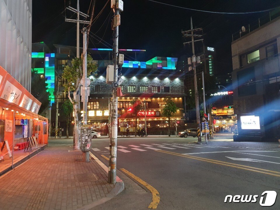 본문 이미지 - 13일 오후 10시쯤 홍익대학교 삼거리의 헌팅포차 앞이 한산한 모습이다. ⓒ 뉴스1/정혜민 기자