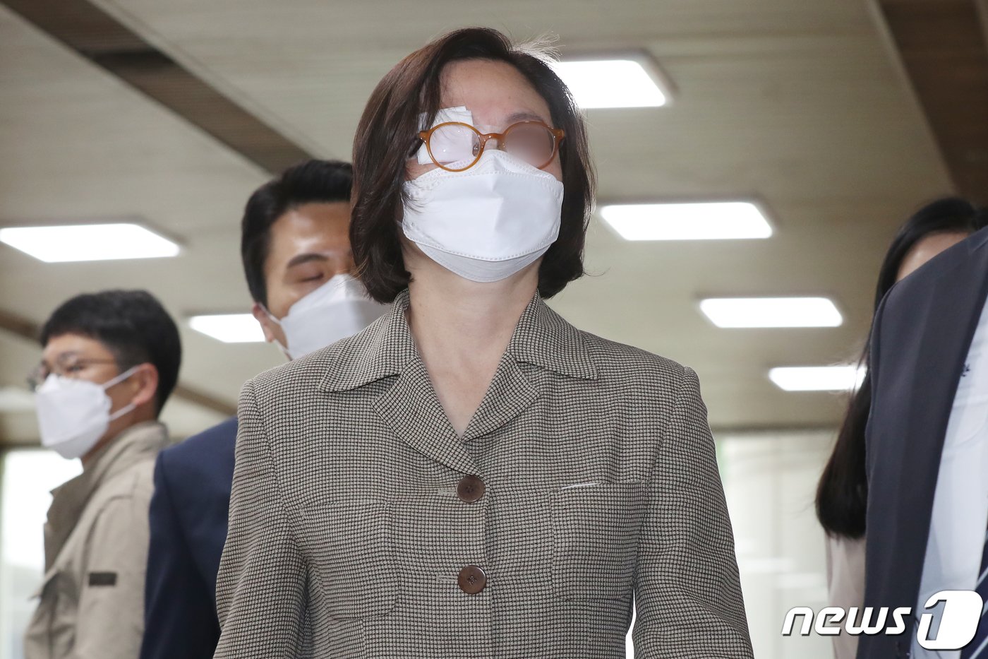 본문 이미지 - 자녀 입시 비리와 사모펀드 비리 혐의를 받는 조국 전 법무부장관의 배우자 정경심 동양대 교수가 14일 오전 서울 서초구 서울중앙지방법원에서 열린 자본시장과 금융투자업에 관한 법률위반 등 관련 공판기일에 출석하고 있다. 2020.5.14/뉴스1 ⓒ News1 민경석 기자