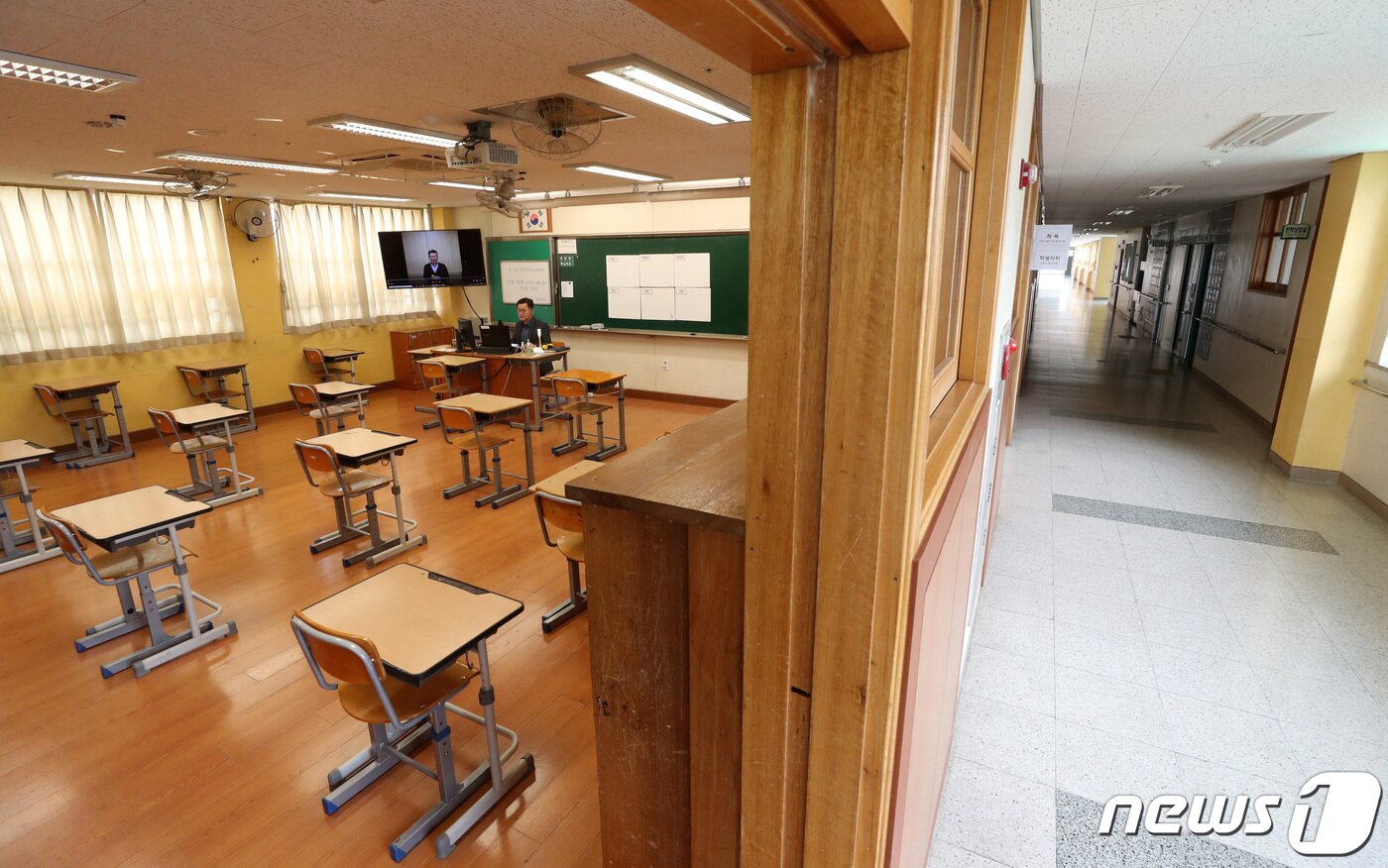 본문 이미지 - 스승의 날을 하루 앞둔 지난 14일 오전 경기도 성남시 분당구 운중중학교에서 한 교사가 온라인 쌍방향 수업을 진행하고 있다. 2020.5.14/뉴스1 ⓒ News1 조태형 기자