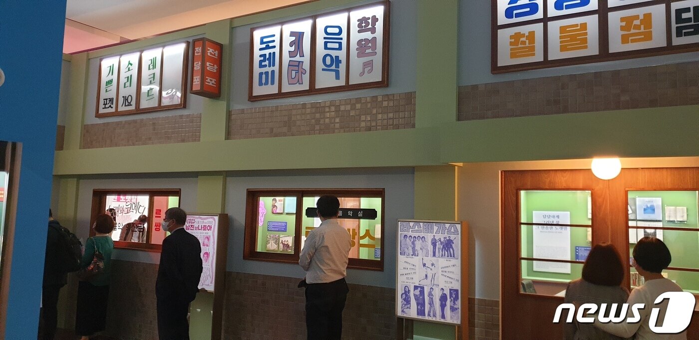 본문 이미지 - 국립한글박물관 2020년 기획특별전 '노랫말-선율에 삶을 싣다' 전시 전경.ⓒ 뉴스1 이기림 기자
