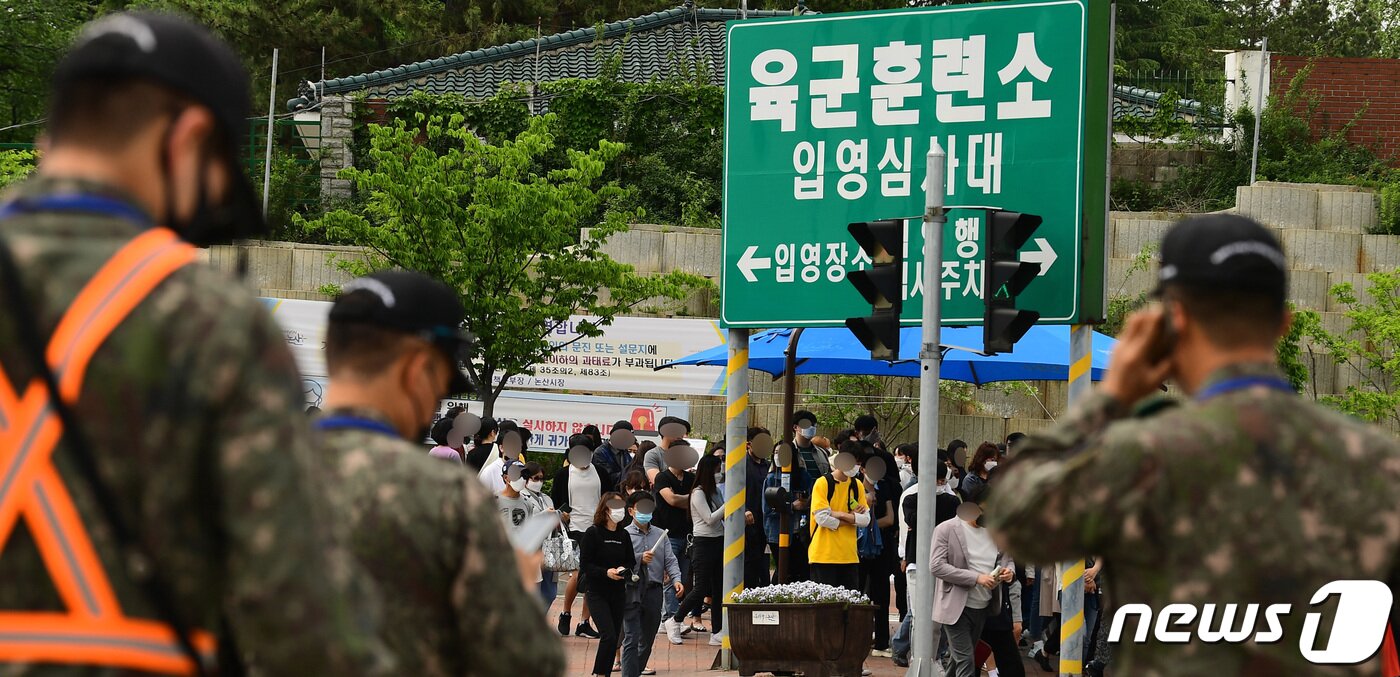 본문 이미지 - 그룹 엑소(EXO) 수호(29·본명 김준면)가 14일 오후 충남 논산시 논산훈련소에 입소했다. 수호는 이 곳에서 4주간의 기초 군사훈련을 받은 뒤 사회복무요원으로 병역 의무를 이어갈 예정이다. 2020.5.14/뉴스1 ⓒ News1 권현진 기자