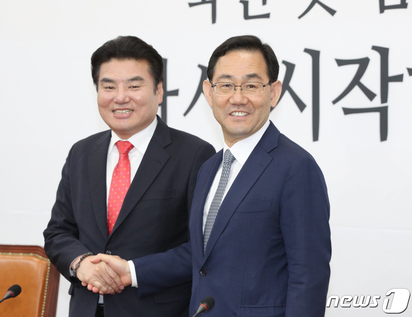 본문 이미지 - 주호영 미래통합당 원내대표와 원유철 미래한국당 당대표가 14일 오후 서울 여의도 국회에서 합동 기자회견에서 악수하고 있다. 미래통합당과 미래한국당이 조속한 시일 내에 합당을 추진하기로 했으며 합당을 위한 기구(수임기구)를 구성하기로 했다. 2020.5.14/뉴스1 ⓒ News1 신웅수 기자