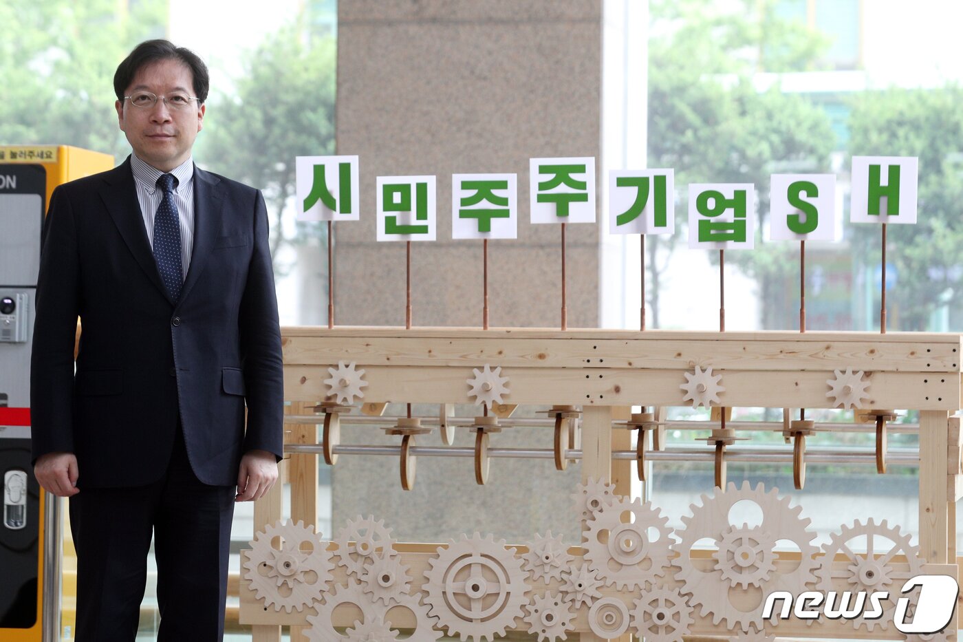 본문 이미지 - 김세용 서울주택도시공사(SH공사) 사장이 14일 서울 강남구 SH공사 본사에서 뉴스1과 인터뷰 전 포즈를 취하고 있다. 2020.5.14/뉴스1 ⓒ News1 황기선 기자