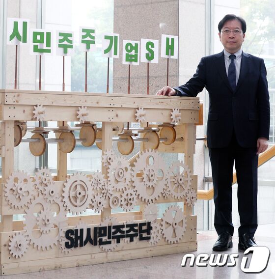 김세용 서울주택도시공사(SH공사) 사장이 14일 서울 강남구 SH공사 본사에서 뉴스1과 인터뷰 전 포즈를 취하고 있다. 2020.5.14/뉴스1 © News1 황기선 기자