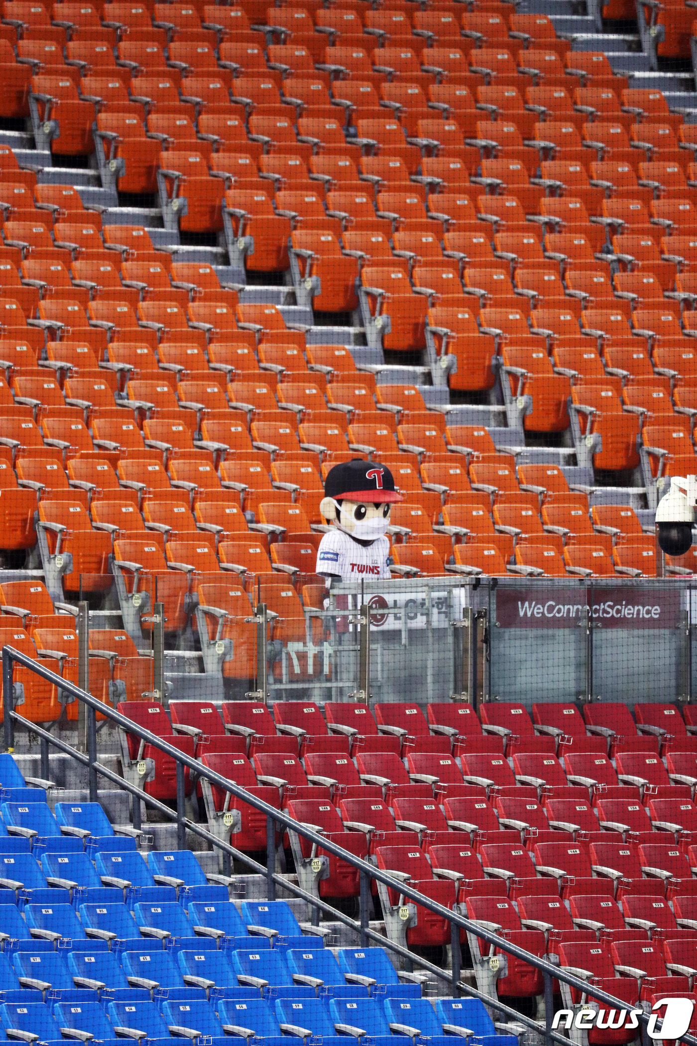 (서울=뉴스1) 황기선 기자 = 14일 서울 송파구 잠실야구장에서 열린 '2020 프로야구 신한은행 SOL KBO리그' SK 와이번스와 LG 트윈스의 경기에서 마스크를 착용한 LG …