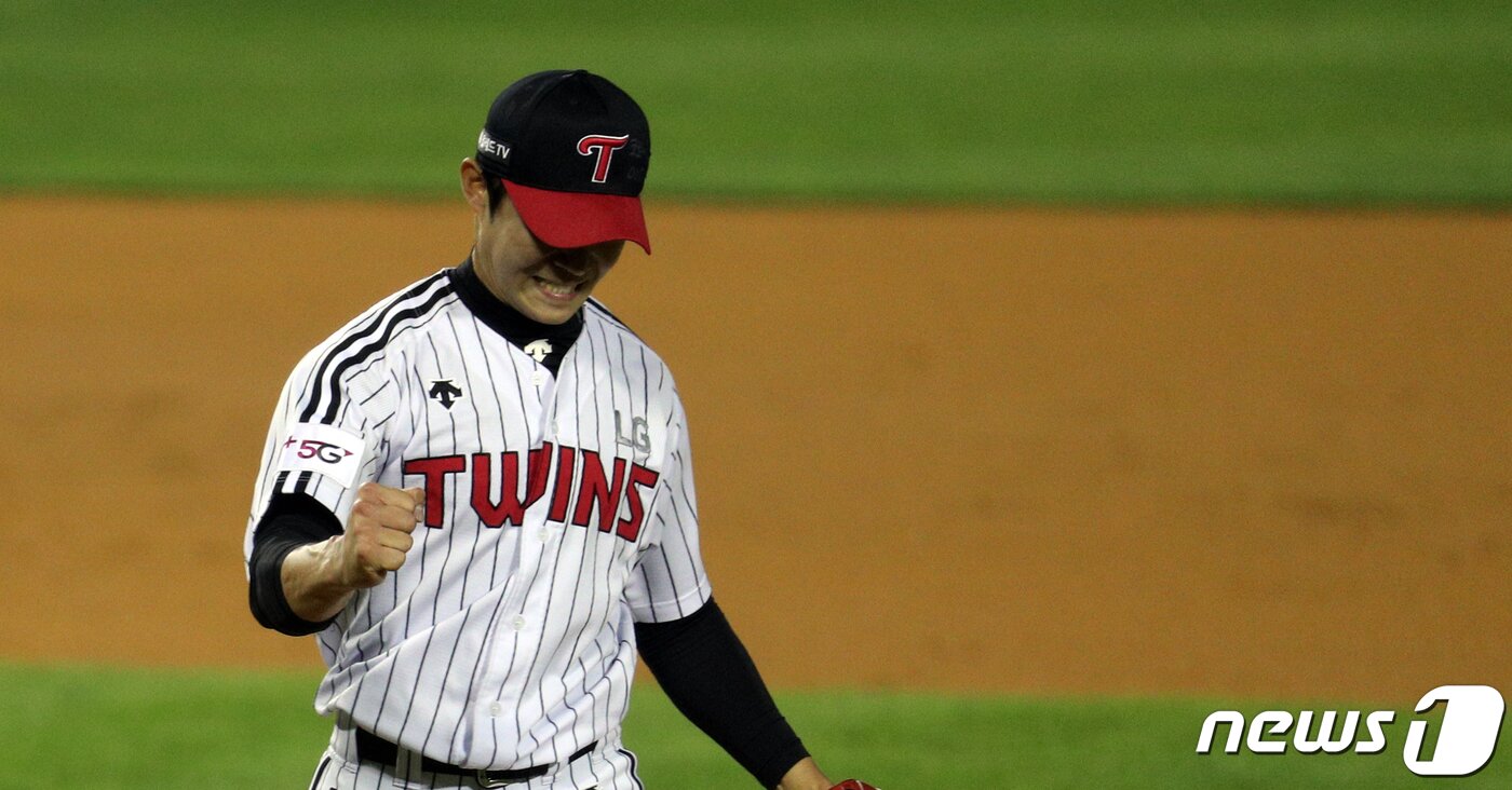 본문 이미지 - 14일 서울 송파구 잠실야구장에서 열린 '2020 프로야구 신한은행 SOL KBO리그' SK 와이번스와 LG 트윈스의 경기 8회초 2사 3루 상황에서 삼진을 잡은 LG 교체투수 이상규가 기뻐하고 있다. 2020.5.14/뉴스1 ⓒ News1 황기선 기자