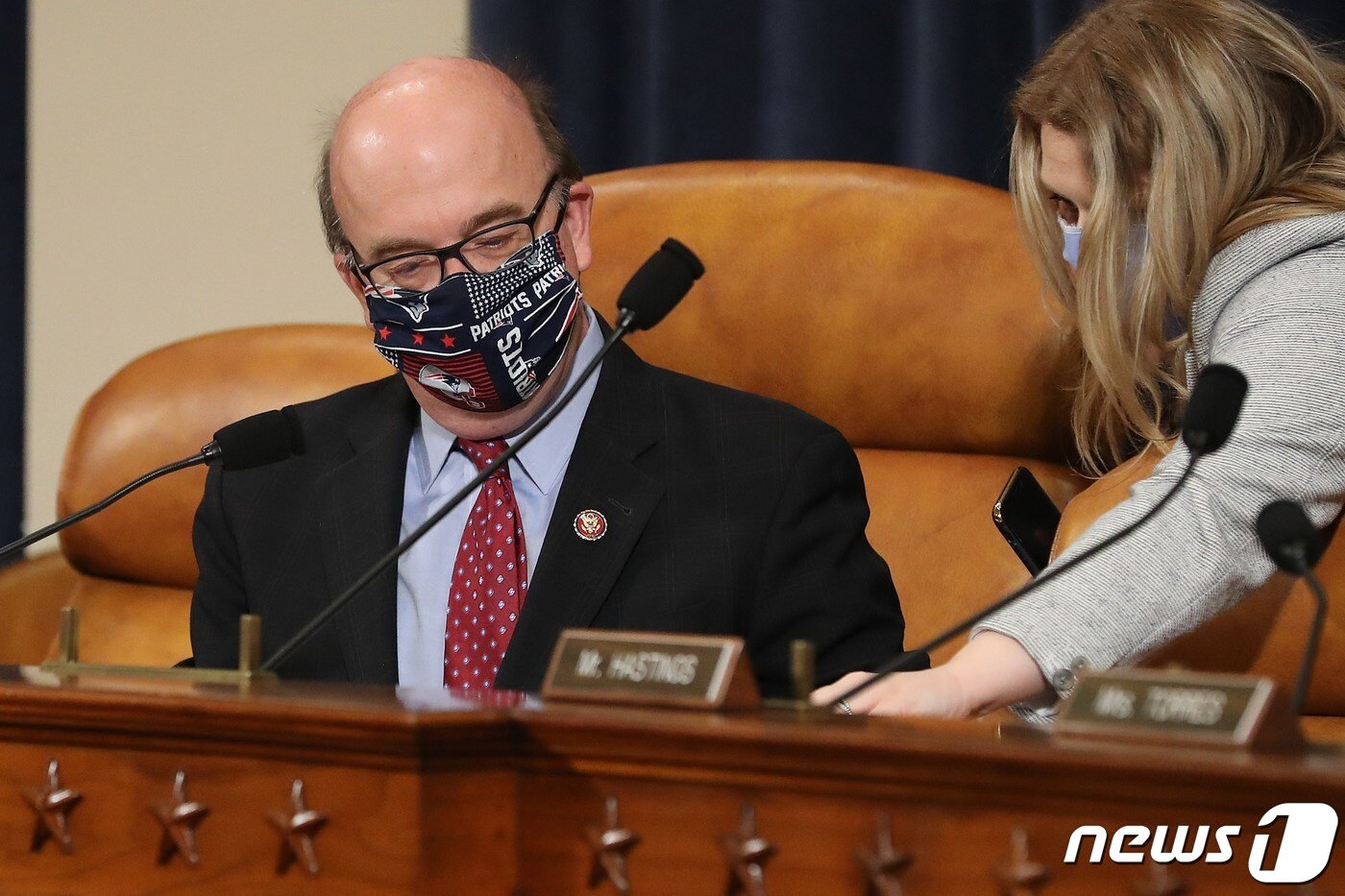 본문 이미지 - 미국 하원의원들이 14일&#40;현지시간&#41; 마스크를 착용하고 회의를 진행하고 있다. ⓒ AFP=뉴스1 ⓒ News1 박형기 기자