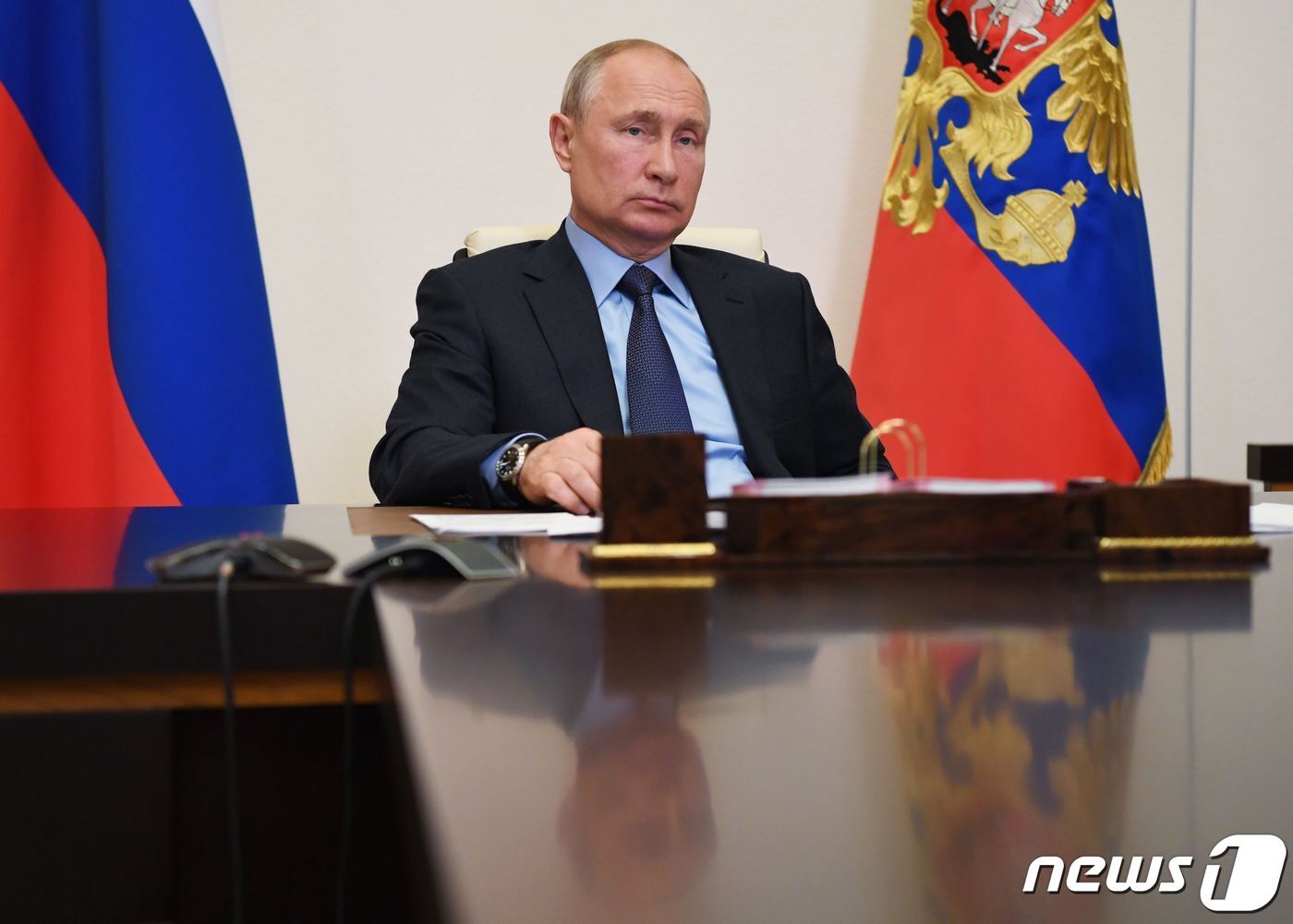 본문 이미지 - 블라디미르 푸틴 러시아 대통령이 모스크바 외곽 노보 오가르요보 집무실에서 집무를 보고 있다 ⓒ AFP=뉴스1 ⓒ News1 
