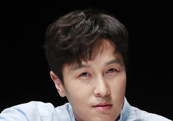 "돈주지 않으면 못하는 사람도 있어"…신화 김동완, 성매매 합법화 주장 파문