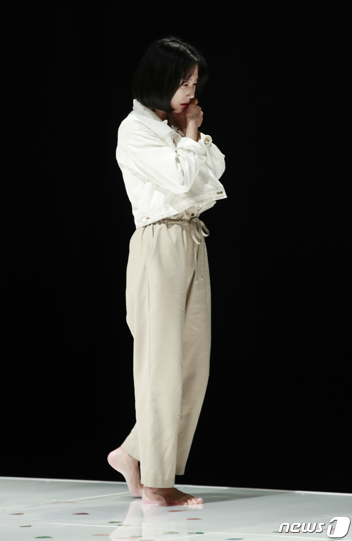 (서울=뉴스1) 권현진 기자 = 배우 곽선영이 15일 오후 서울 종로구 대학로아트원씨어터에서 열린 연극 '렁스(Lungs)' 프레스콜에 출연해 열연을 펼치고 있다. 2020.5.1 …