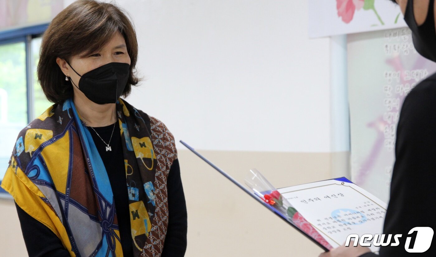 본문 이미지 - 15일 낮 12시께 인천 인주중학교에서 열린 스승의날 '교육공동체' 자리에서 이 학교 곽희숙 교감이 학생들이 준비한 '인주의 여신상'을 받고 있다.2020.5.15/뉴스1 ⓒ News1 박아론 기자