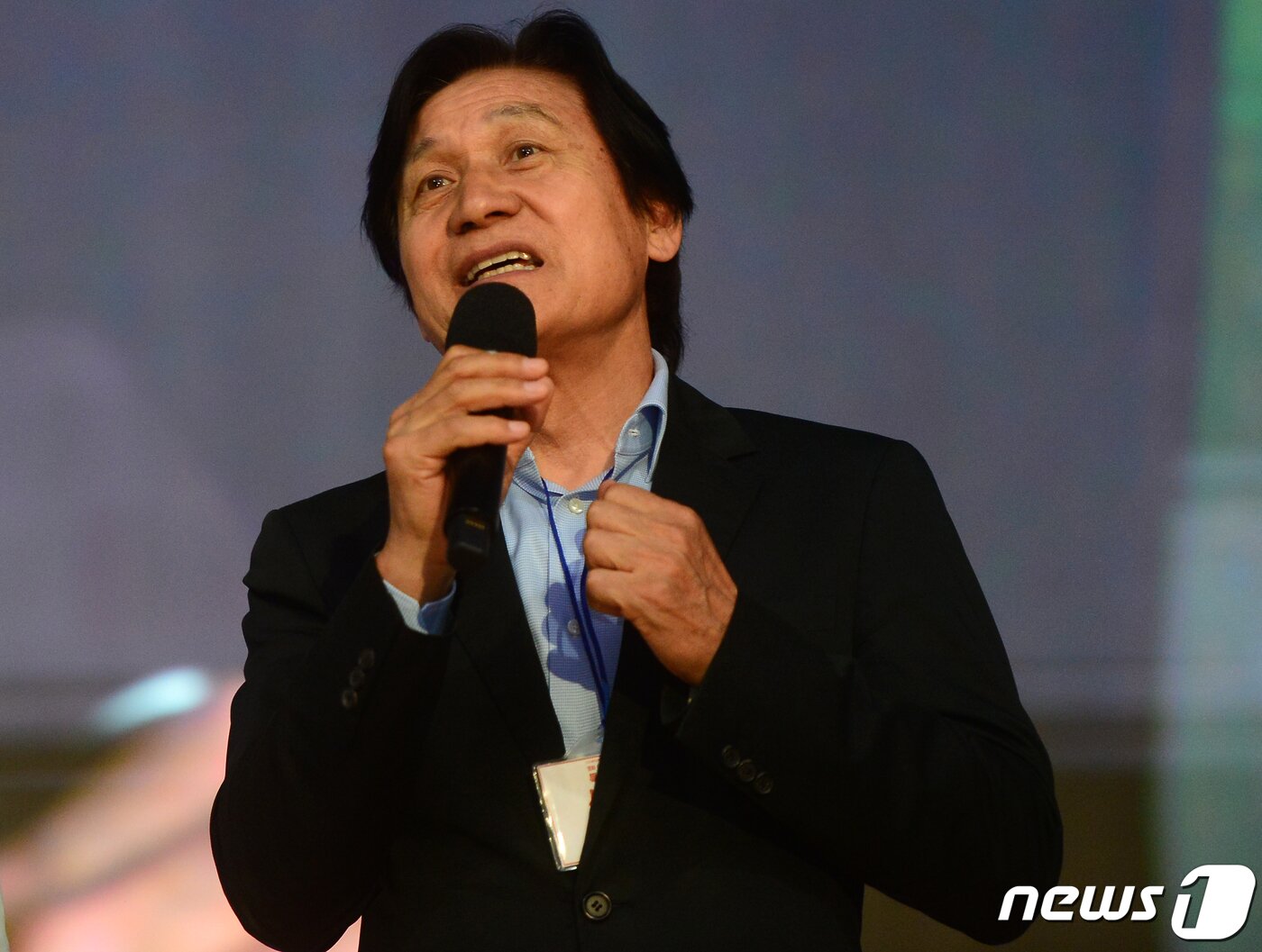 본문 이미지 - 5·18민주화운동 40주년 기념 장편영화 '아들의 이름으로' 주연배우 안성기씨가 지난 2020년 광주 동구 전일빌딩 245에서 열린 특별시사회에서 관객들에게 인사하는 모습. 2020.5.15/뉴스1 ⓒ News1  