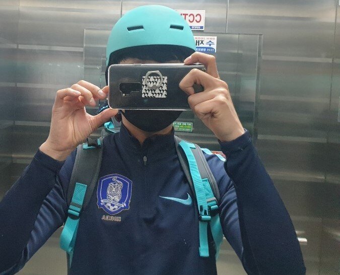 본문 이미지 - 배민커넥트 헬멧과 모자를 쓰고 집을 나서는 모습. ⓒ 뉴스1