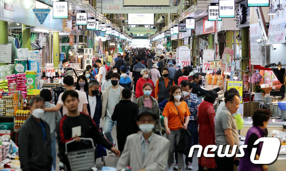 정부의 신종 코로나바이러스 감염증(코로나19) 긴급재난지원금을 지급받은 한국 국민들이  지역 상점과 전통시장 등을 찾고 있다. 2020.5.17/뉴스1 © News1 박지혜 기자
