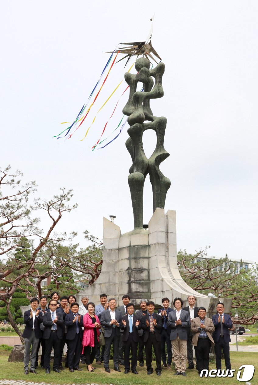 본문 이미지 - 전남대학교가 40여년 만에 대학 상징물인 용봉탑 최상단 '봉황' 조형물을 복원, 교체하고 기념촬영을 하고 있다.(전남대 제공)2020.5.17/뉴스1 ⓒ News1 박준배 기자