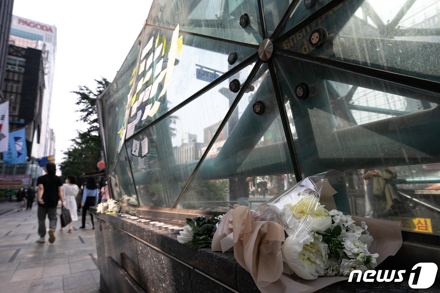 본문 이미지 - 강남역 여성 살인사건 4주기를 맞은 17일 오후 서울 강남역 10번 출구 앞에 피해자를 추모하는 국화꽃들이 놓여있다. 2020.5.17/뉴스1 ⓒ News1 이승배 기자