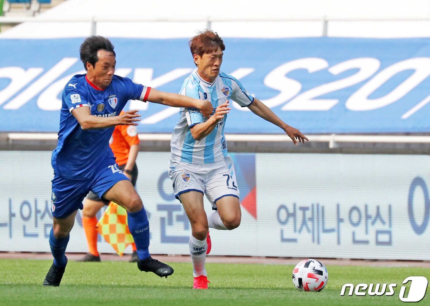 본문 이미지 - 울산 현대의 이청용(오른쪽) /뉴스1 ⓒ News1 조태형 기자