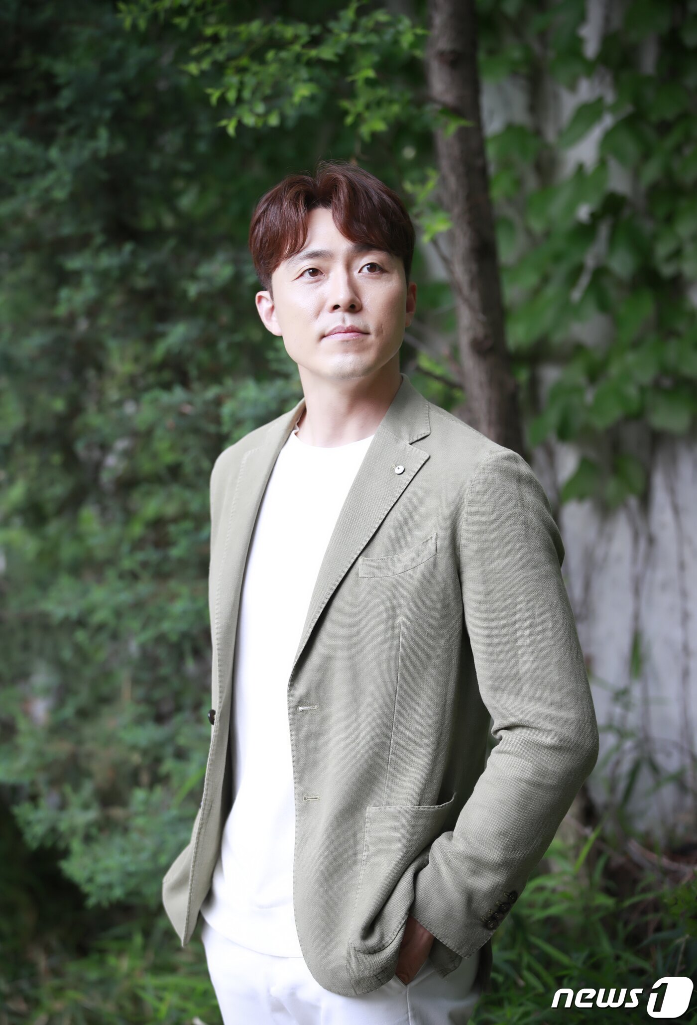 본문 이미지 - 배우 이무생이 18일 서울 강남구 학동 인근 카페에서 열린 드라마 ‘부부의 세계’ 종영 인터뷰에 앞서 포즈를 취하고 있다. 2020.5.18/뉴스1 ⓒ News1 권현진 기자