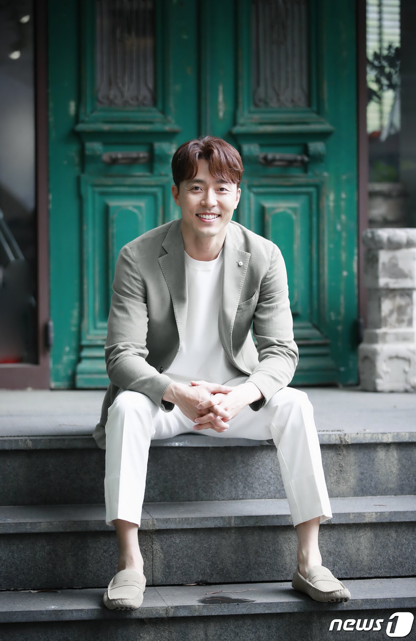 본문 이미지 - 배우 이무생이 18일 서울 강남구 학동 인근 카페에서 열린 드라마 ‘부부의 세계’ 종영 인터뷰에 앞서 포즈를 취하고 있다. 2020.5.18/뉴스1 ⓒ News1 권현진 기자