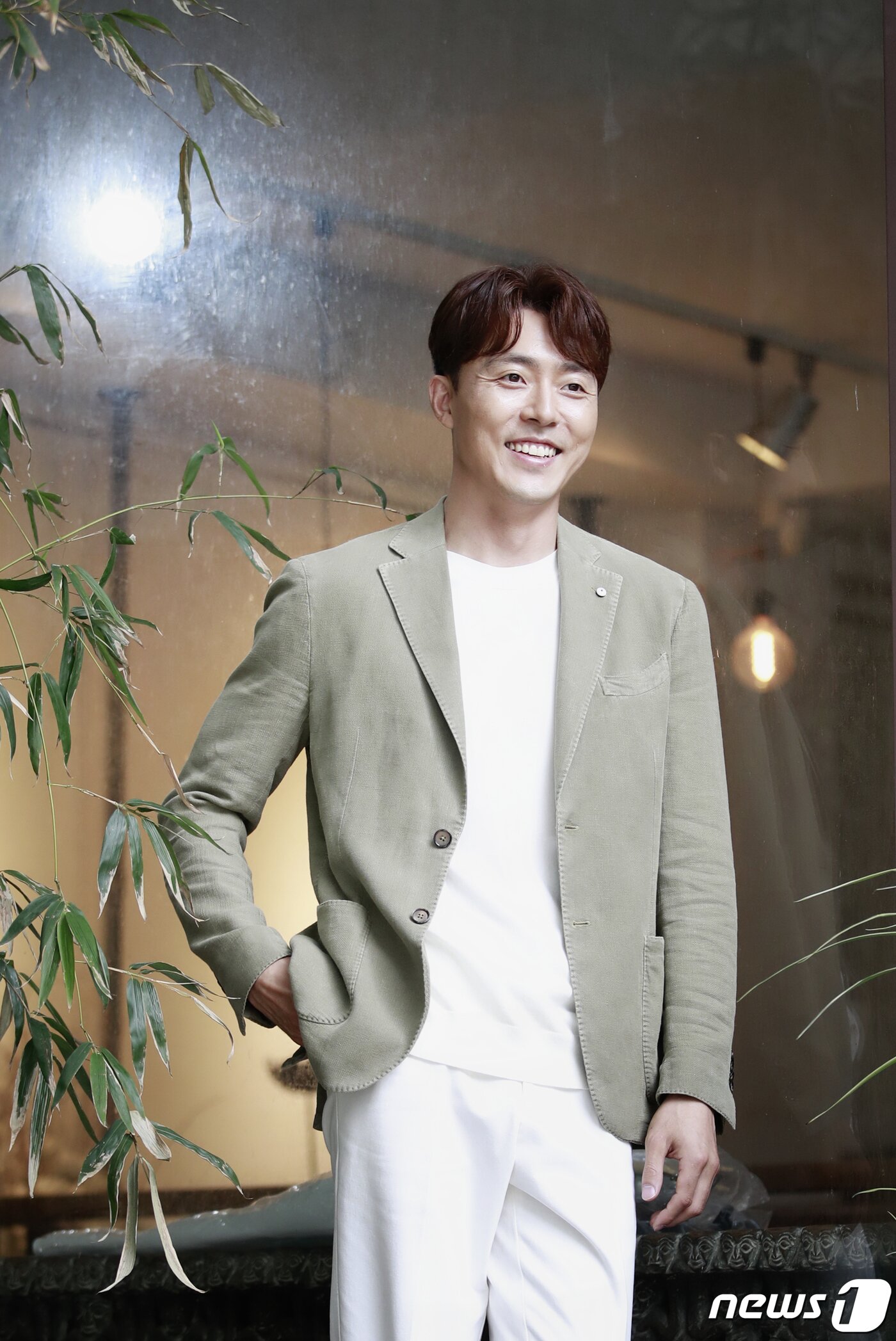 본문 이미지 - 배우 이무생이 18일 서울 강남구 학동 인근 카페에서 열린 드라마 ‘부부의 세계’ 종영 인터뷰에 앞서 포즈를 취하고 있다. 2020.5.18/뉴스1 ⓒ News1 권현진 기자