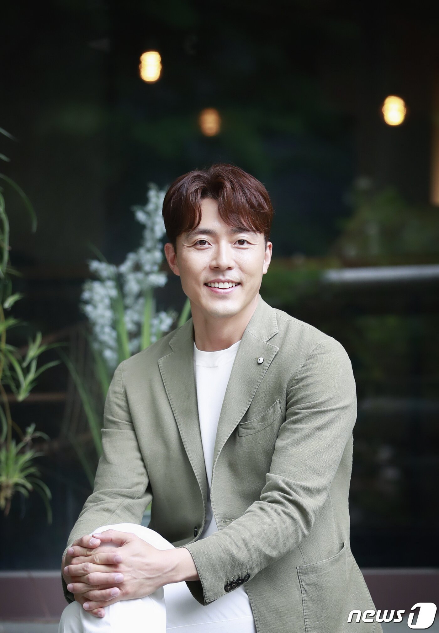 본문 이미지 - 배우 이무생이 18일 서울 강남구 학동 인근 카페에서 열린 드라마 ‘부부의 세계’ 종영 인터뷰에 앞서 포즈를 취하고 있다. 2020.5.18/뉴스1 ⓒ News1 권현진 기자