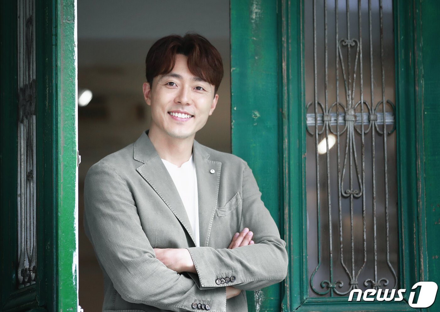 본문 이미지 - 배우 이무생이 18일 서울 강남구 학동 인근 카페에서 열린 드라마 ‘부부의 세계’ 종영 인터뷰에 앞서 포즈를 취하고 있다. 2020.5.18/뉴스1 ⓒ News1 권현진 기자