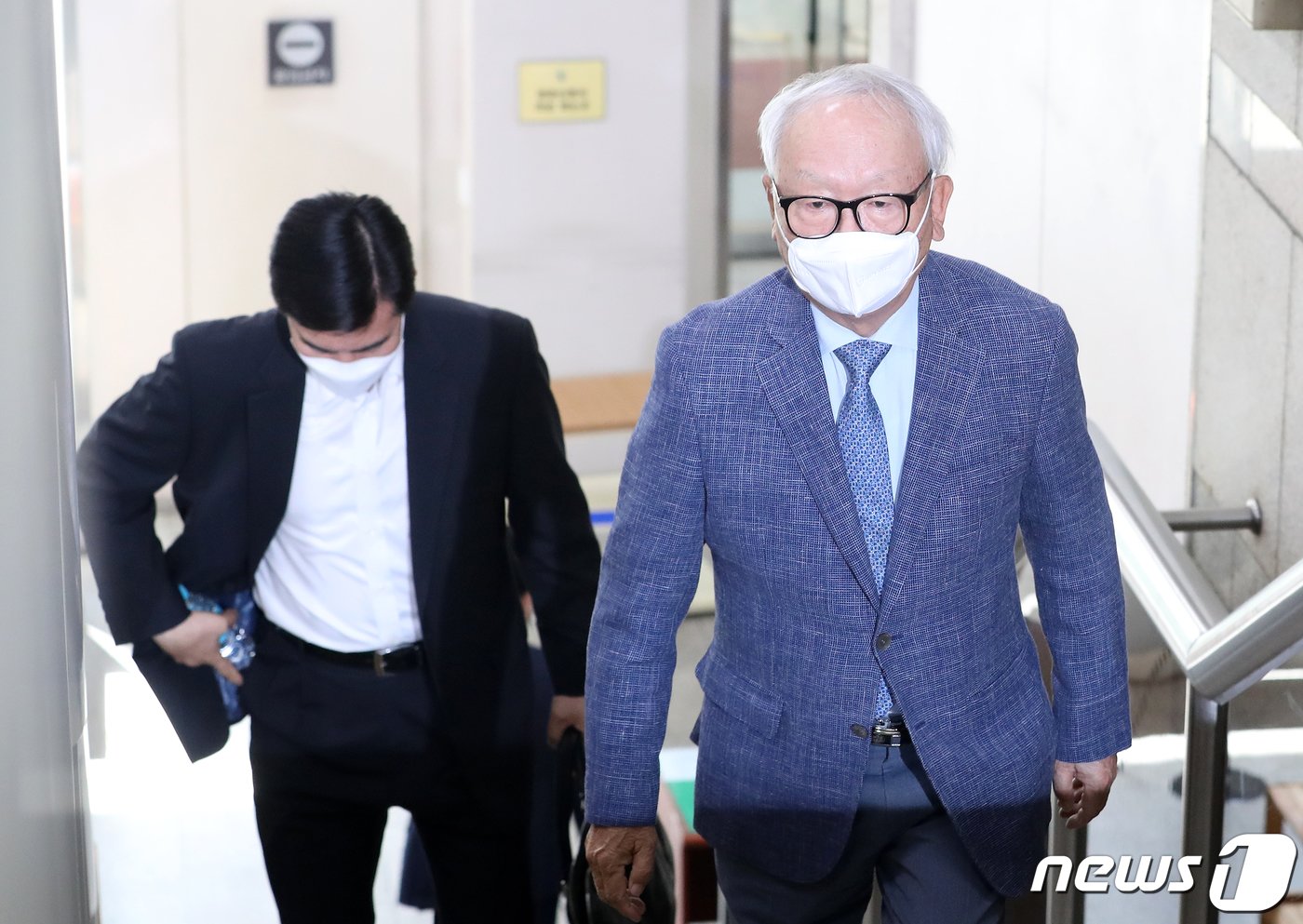 본문 이미지 - 박근혜 정부 당시 국정원 특수활동비를 청와대에 상납한 혐의를 받고 있는 이병호 전 국정원장이 18일 오후 서울 서초구 서울중앙지방법원에서 열린 파기환송심 속행 공판에 출석하고 있다. 2020.5.18/뉴스1 ⓒ News1 이동해 기자