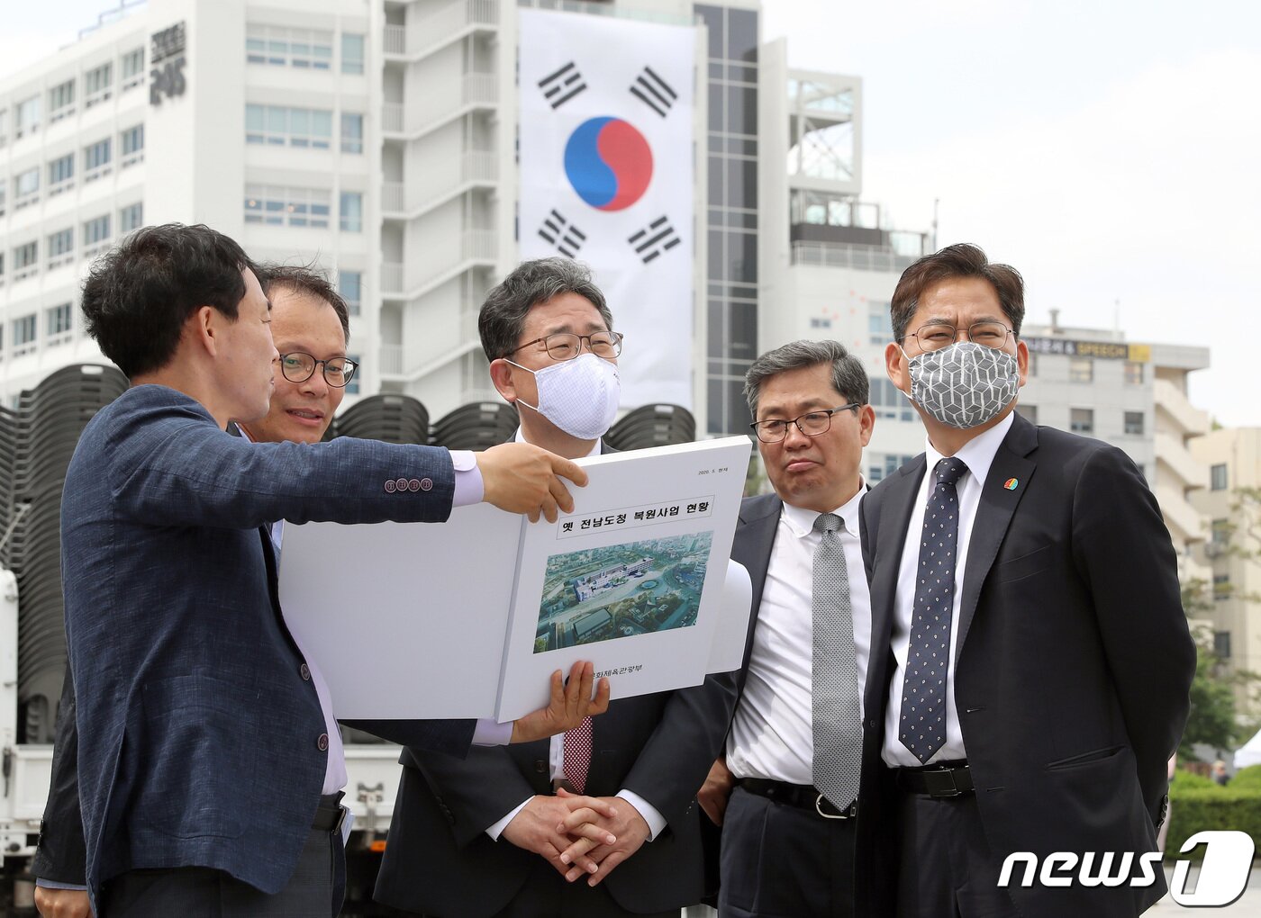 본문 이미지 - 박양우 당시 문화체육관광부 장관(현 광주비엔날레 대표)가 지난 2020년 5월18일 광주를 방문해 옛전남도청 복원 현장을 둘러보고 있다. /뉴스1DB