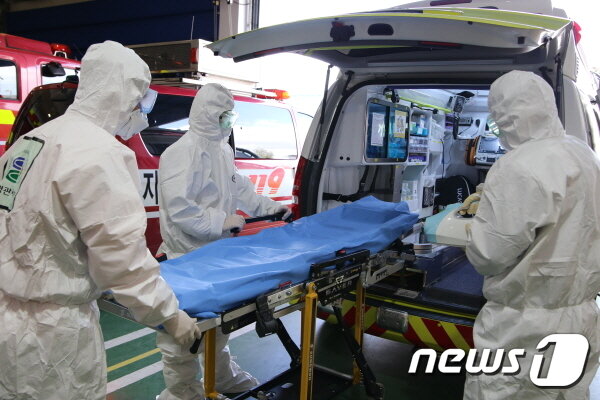 본문 이미지 - 충북도소방본부 119구급대가 코로나19 의심 증상자 이송을 준비하는 모습.ⓒ 뉴스1