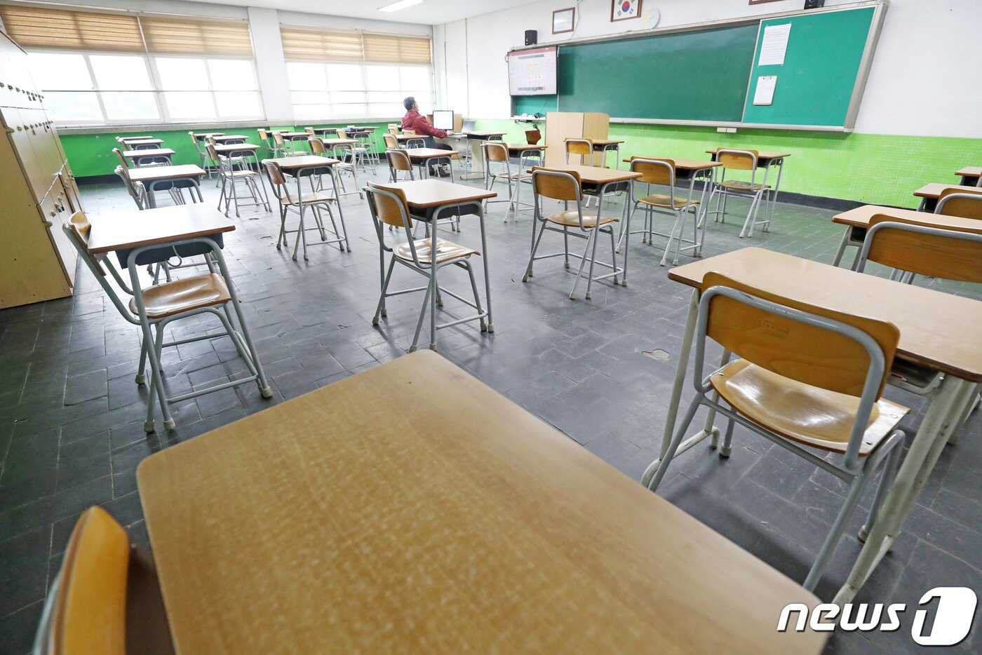 본문 이미지 - 고등학교 3학년 학생들의 등교 개학이 하루 앞으로 다가온 19일 오후 경기도 수원시 팔달구 삼일공업고등학교에서 교사가 온라인 수업을 진행하고 있다./뉴스1 ⓒ News1 조태형 기자