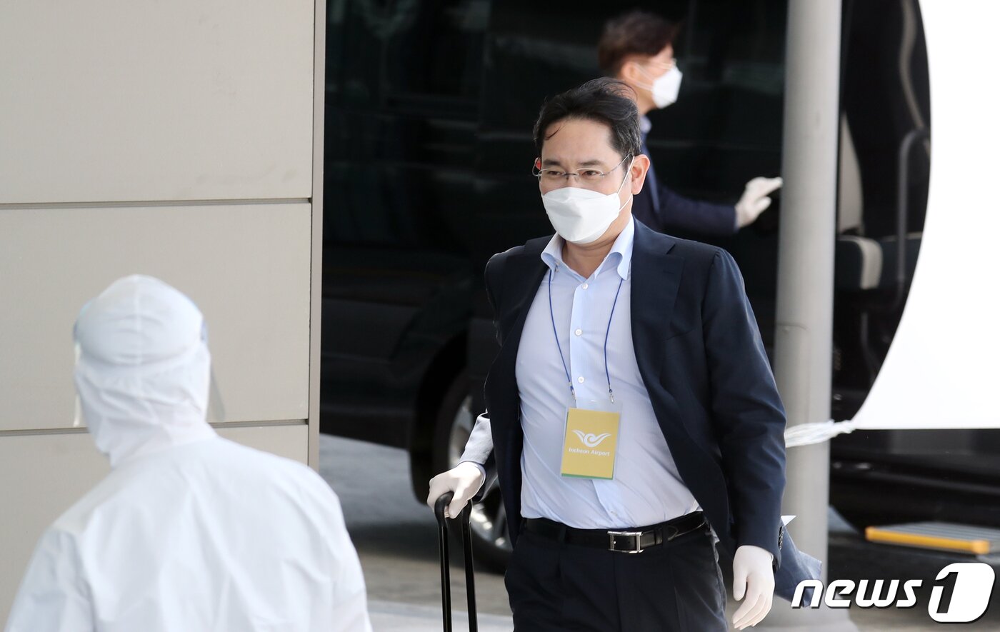 본문 이미지 - 이재용 삼성전자 부회장이 지난 5월 19일 중국 출장을 마치고 귀국후 경기도 김포시 마리나베이 호텔 해외입국자 임시생활시설에서 코로나19 검사를 받기 위해 이동하고 있다. 2020.5.19/뉴스1 ⓒ News1 김명섭 기자