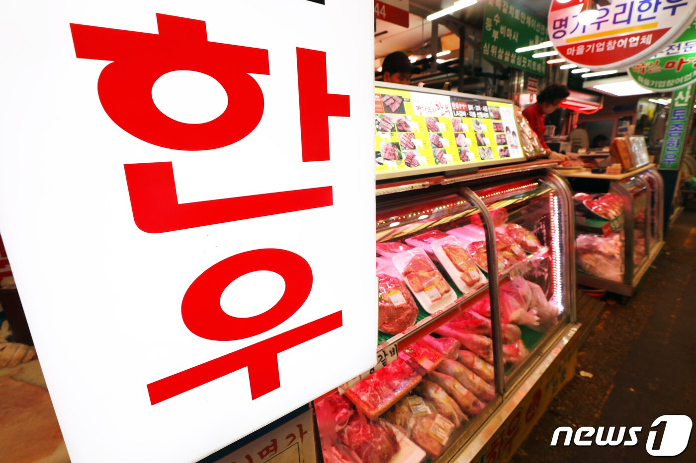 본문 이미지 - 19일 서울 성동구 마장축산물 시장에 한우가 진열돼있다. 신종 코로나바이러스 감염증(코로나19) 여파로 한우 고기 값이 축산 통계 작성 20여 년 만에 최고치를 기록했다. 한우 1KG 평균 경락 가격은 만 9천 906원으로 지난해보다 13%가량 올랐다. 업계 관계자는 생활 속 거리두기 등으로 가정 내 한우 소비가 큰 폭으로 늘었고 해외 소고기 수입 물량이 줄어 가격이 상승했다고 밝혔다. 2020.5.19/뉴스1 ⓒ News1 황기선 기자