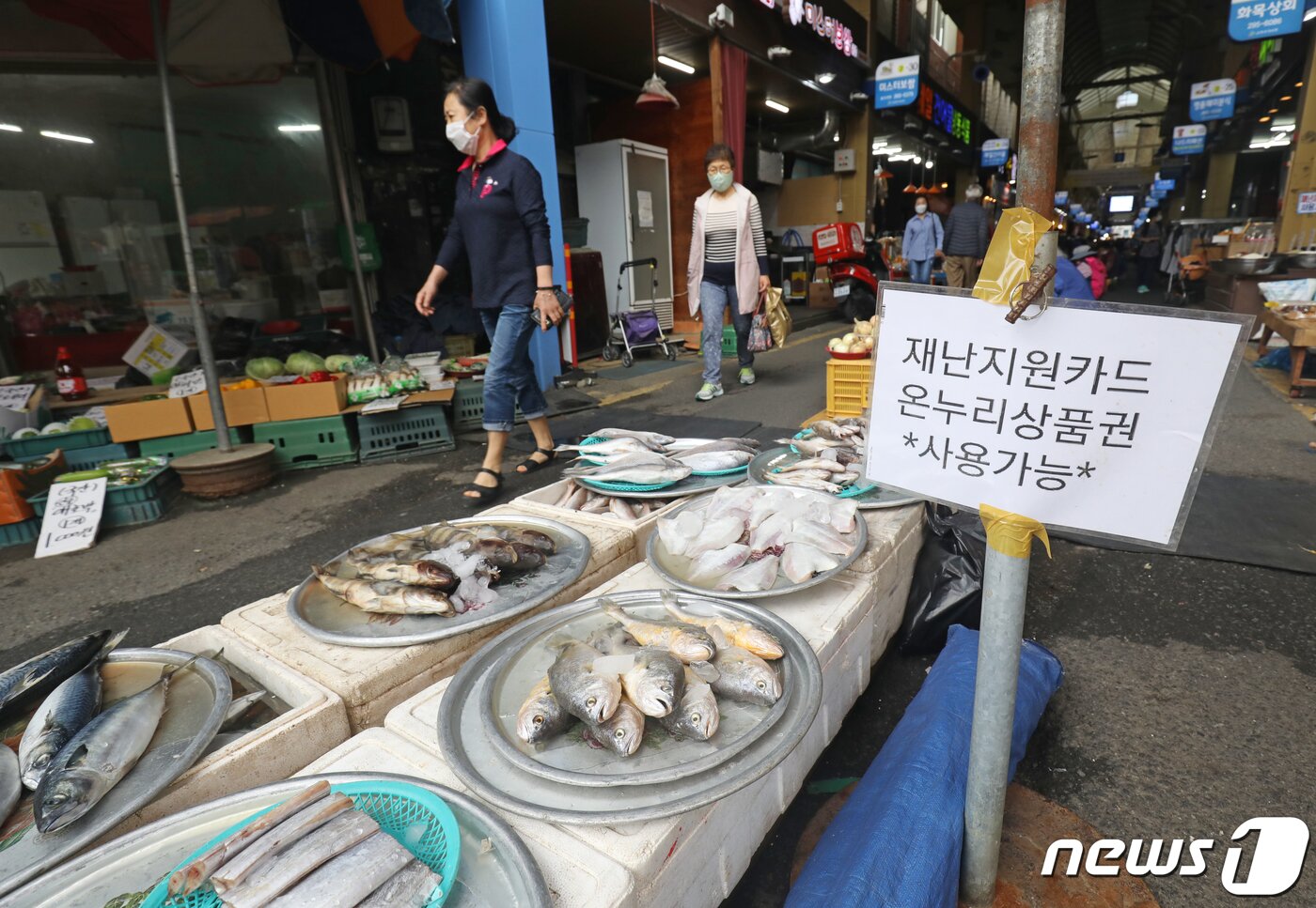 본문 이미지 - 19일 오후 울산 남구 신정상가시장의 한 가게 앞에 긴급재난지원금 사용이 가능하다는 안내문이 붙어 있다. 2020.5.19/뉴스1 ⓒ News1 윤일지 기자