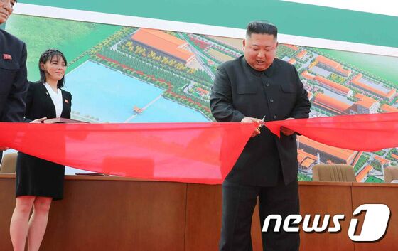 김정은 북한 국무위원장이 노동절인 2020년 5월 1일 순천린(인)비료공장 준공식에 참석했다고 노동당 기관지 노동신문이 2일 1면에 보도했다. 왼쪽은 김 위원장의 동생인 김여정 당 제1부부장.[국내에서만 사용가능. 재배포 금지. DB 금지. For Use Only in the Republic of Korea. Redistribution Prohibited]rodongphoto@news1.kr