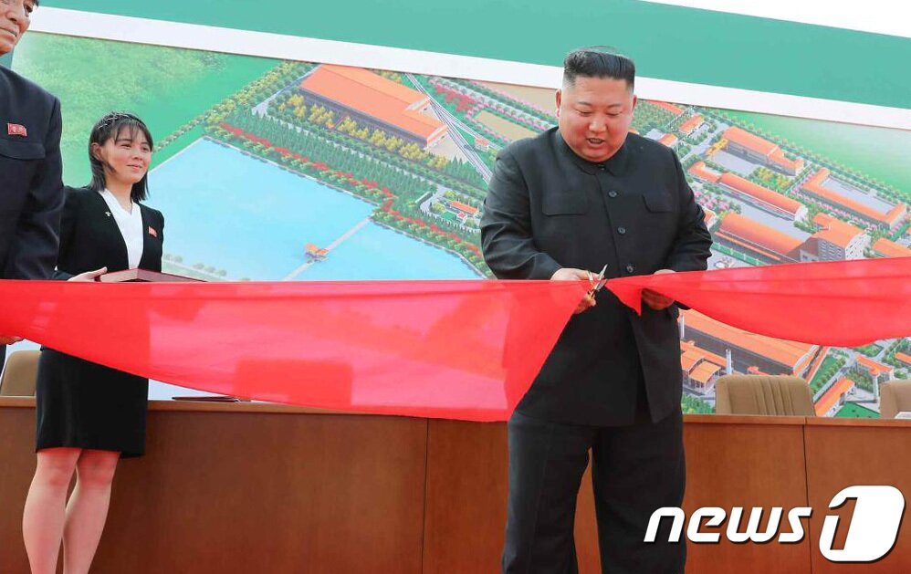 본문 이미지 - 김정은 북한 국무위원장이 지난 2020년 4월 순천린(인)비료공장 준공식에 참석했다고 노동당 기관지 노동신문이 2일 1면에 보도했다. 김 위원장의 공개 활동은 20일 만으로 이번 보도로 그동안 제기됐던 '건강이상설'도 가라앉을 것으로 보인다. 사진은 준공 테이프를 끊고 있는 김 위원장. 사진상 김 위원장의 좌측에 동생인 김여정 당 제1부부장의 모습도 보인다.[국내에서만 사용가능. 재배포 금지. DB 금지. For Use Only in the Republic of Korea. Redistribution Prohibited]rodongphoto@news1.kr