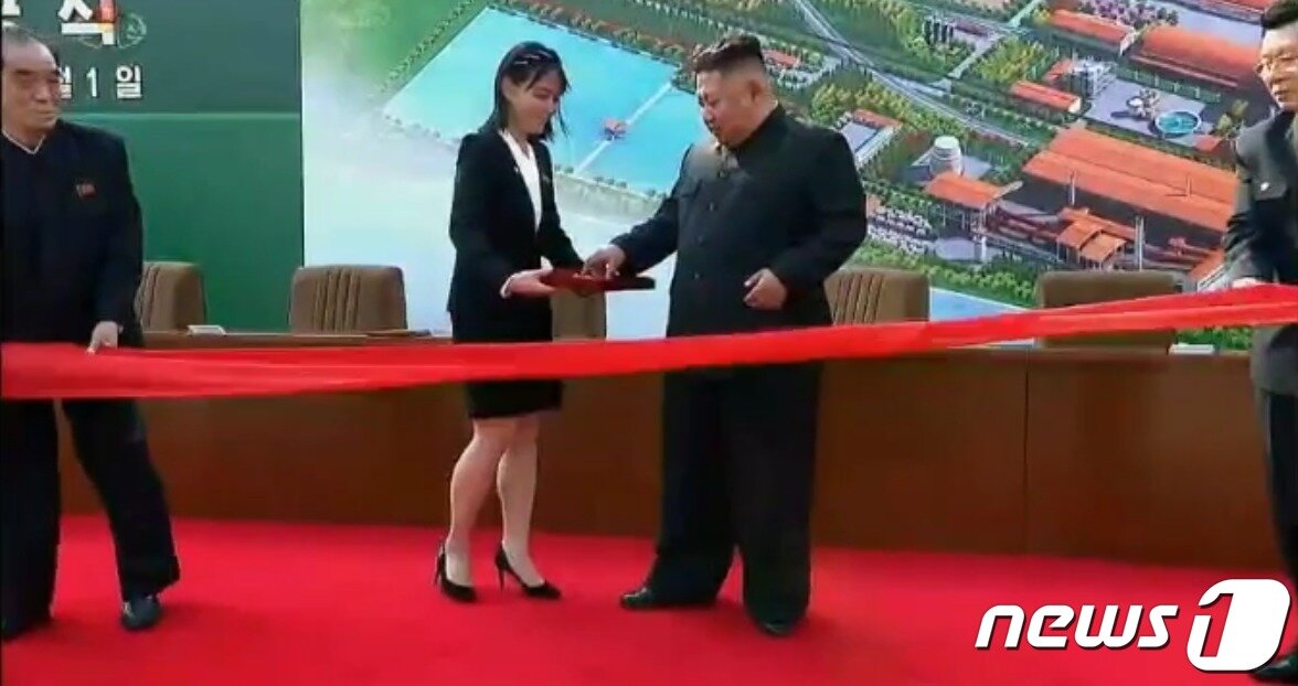 본문 이미지 - 2일 오후 3시 10분 북한 조선중앙TV가 김정은 국무위원장의 순천린&#40;인&#41;비료공장 준공식 시찰 영상을 15분간 방송했다. 김여정 당 제1부부장이 김 위원장에게 가위를 건네주고 있다. &#40;조선중앙TV 갈무리&#41; 2020.5.2/뉴스1