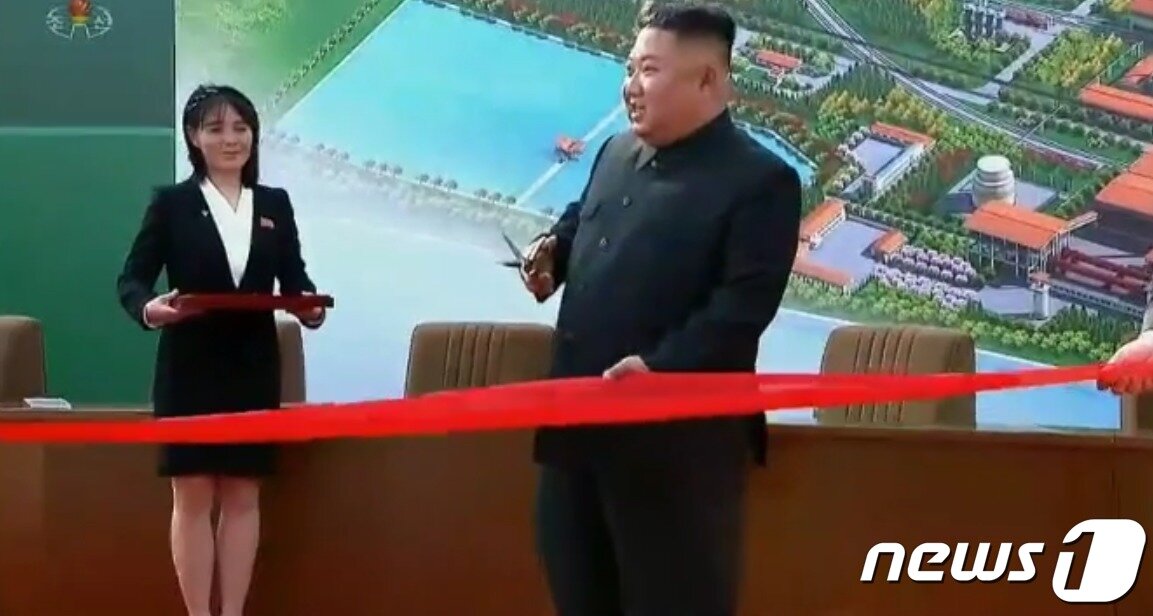 본문 이미지 - 2일 오후 3시 10분 북한 조선중앙TV가 김정은 국무위원장의 순천린(인)비료공장 준공식 시찰 영상을 15분간 방송했다. 김 위원장은 당당한 걸음걸이로 행사장에 들어서며 건재를 과시했다. 이날 행사에는 김여정 당 제1부부장도 자리를 함께 했다. (조선중앙TV 갈무리) 2020.5.2/뉴스1