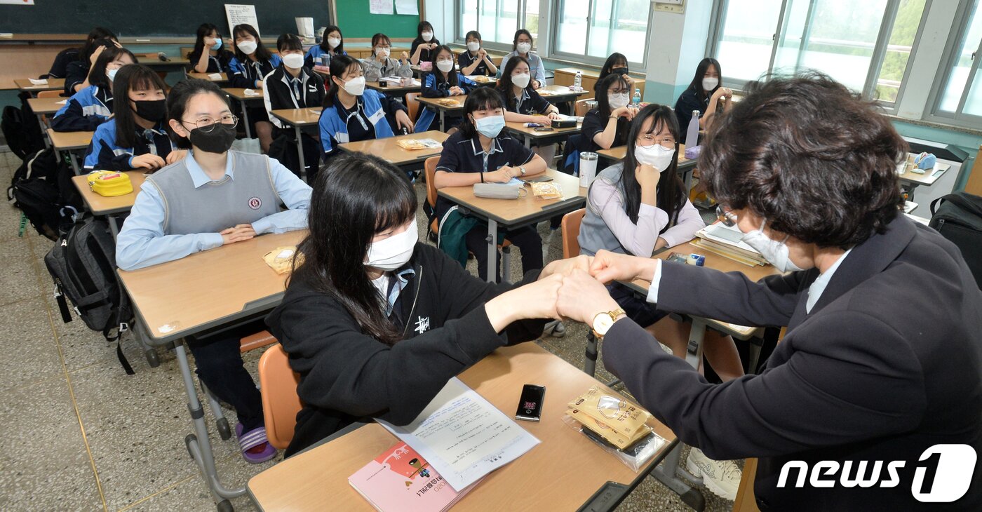 본문 이미지 - 고등학교 3학년 학생들의 등교 개학이 시작된 5월 20일 전북 전주시 전북대학교사범대학부설고등학교 3학년 교실에서 선생님이 학생과 주먹인사를 하고 있다. 2020.5.20/뉴스1 ⓒ News1 유경석 기자