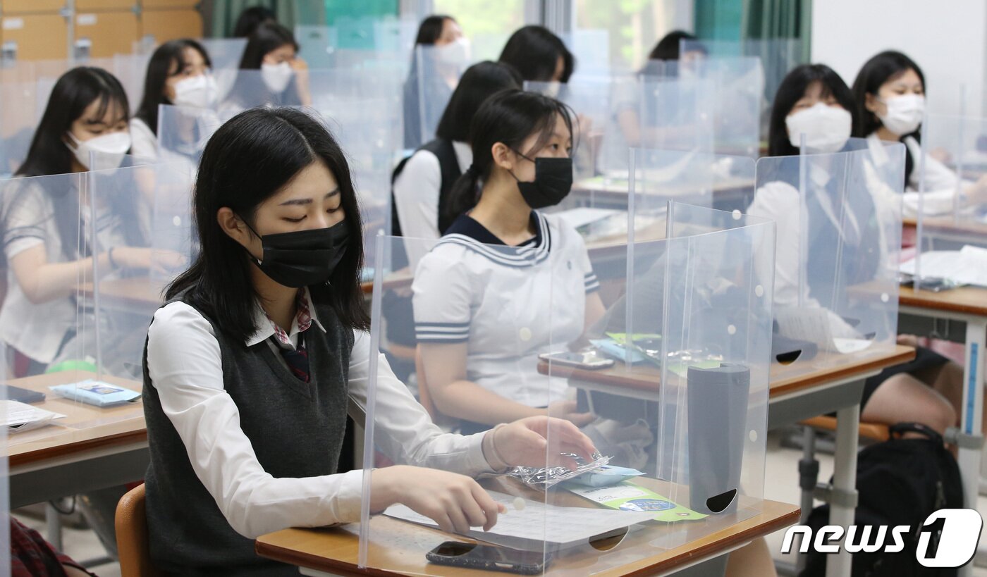 본문 이미지 - 고등학교 3학년 학생들의 등교가 시작된 20일 오전 대전 전민동 전민고등학교에서 학생들이 투명 가림막이 설치된 책상에 앉아 있다. 신종 코로나바이러스 감염증(코로나19) 여파로 80일 만에 학생들의 등교 개학이 이뤄졌다. 2020.5.20/뉴스1 ⓒ News1 김기태 기자